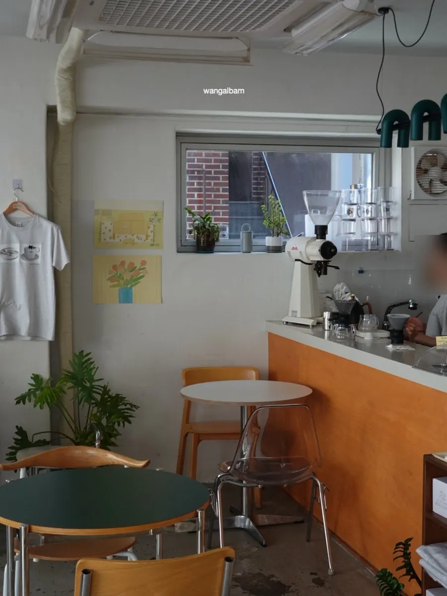 Vertical shot of Ieo Coffee Roasters Gongdeok Branch