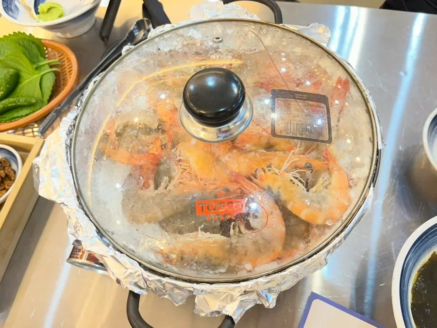 Grilled fresh shrimp on a bed of coarse salt