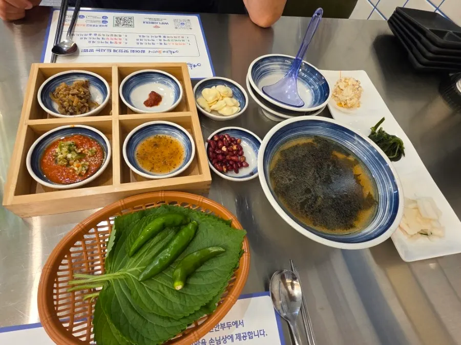 횟집 같지 않은 어촌계1번지 내부 인테리어