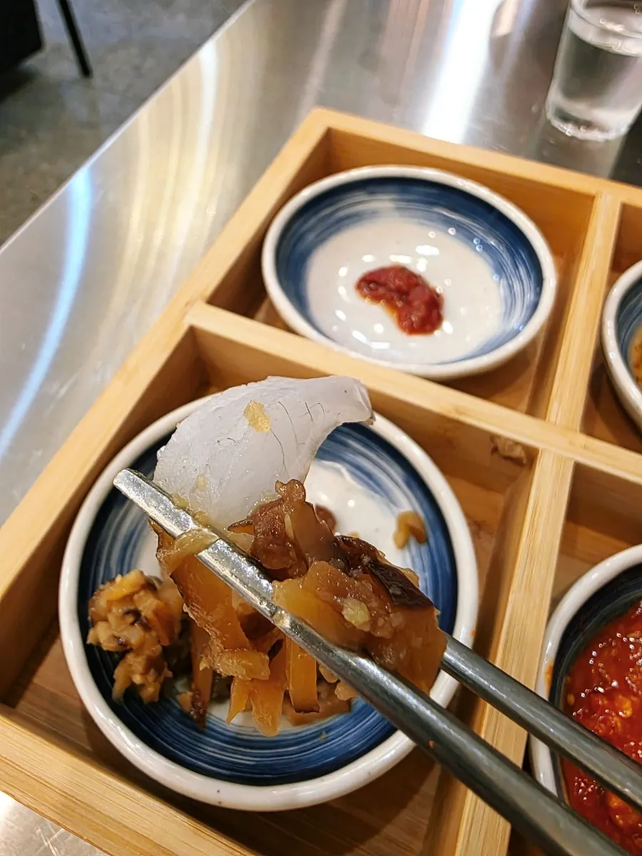 두툼하게 썬 참돔회 한 점