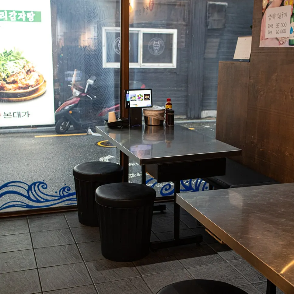 深海渔村1号地店内餐桌