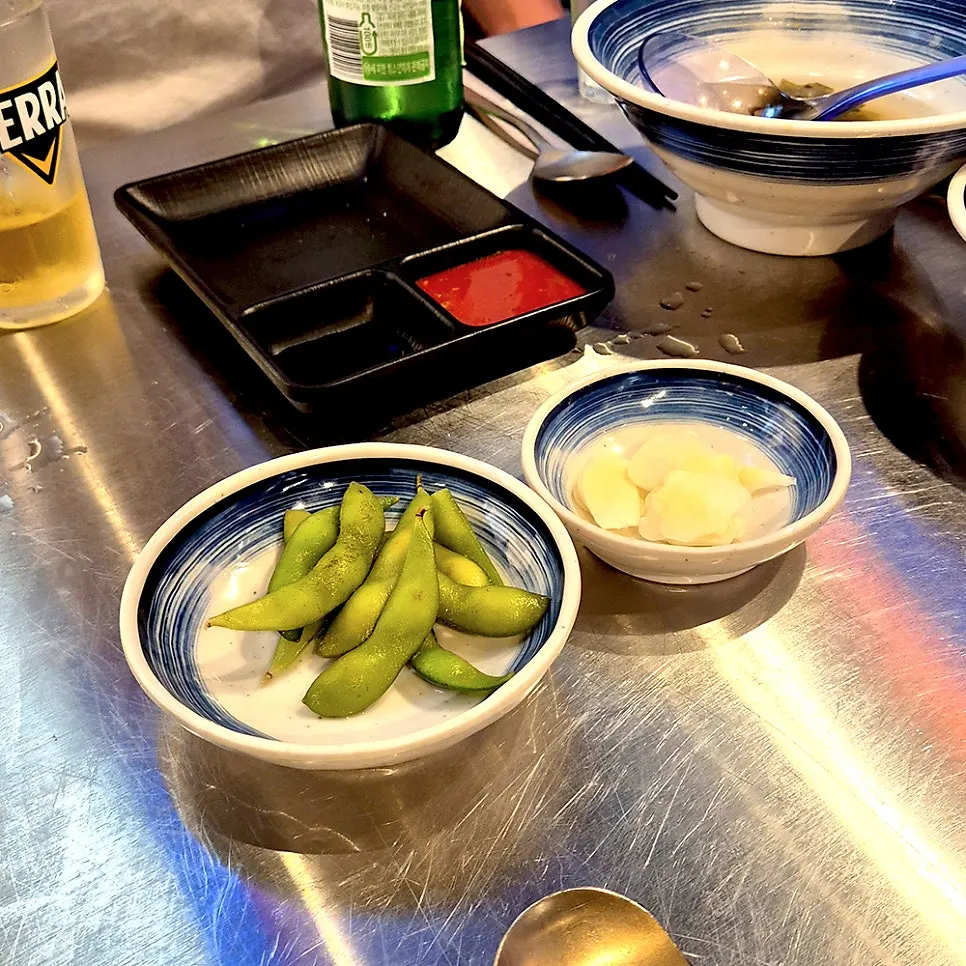 沙拉、白泡菜、毛豆等基本小菜
