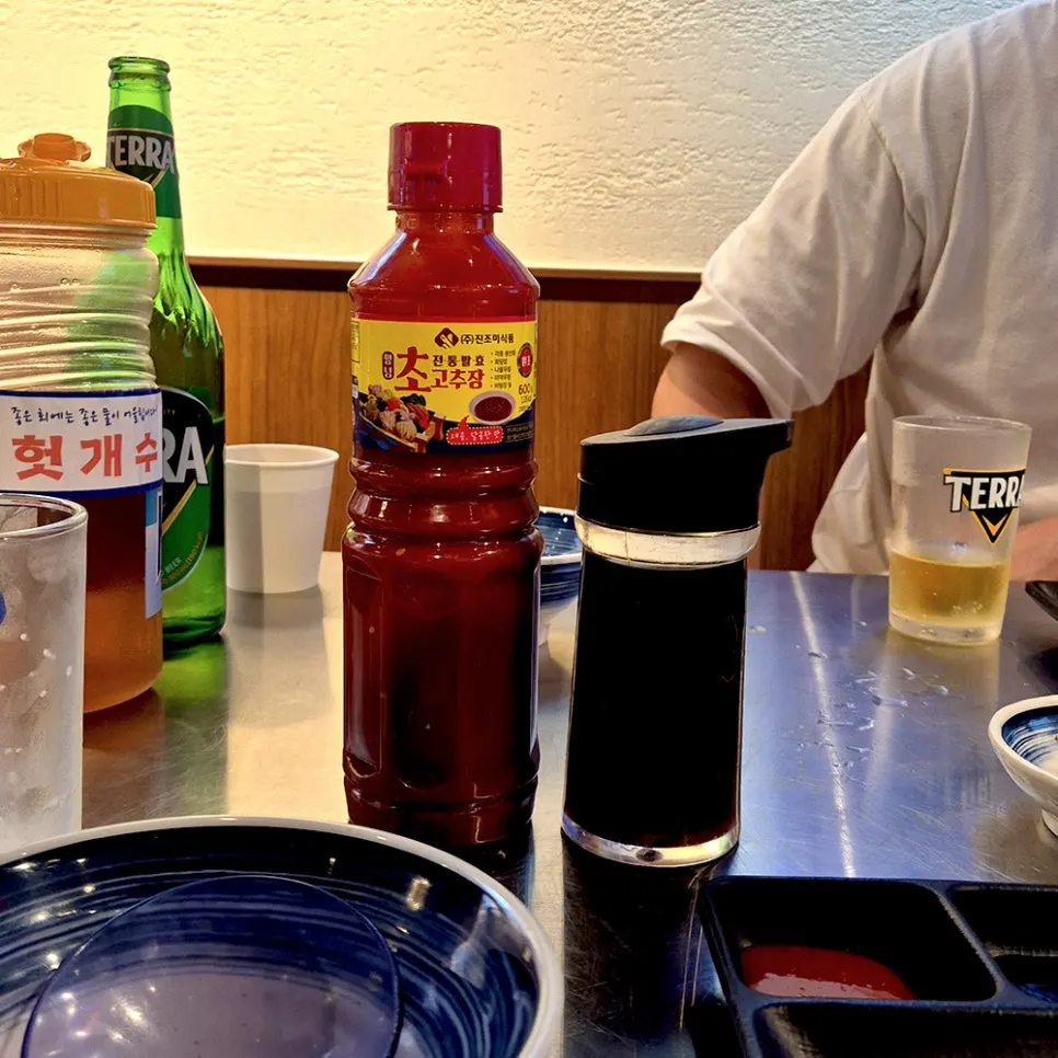 桌上准备好的醋辣酱和酱油