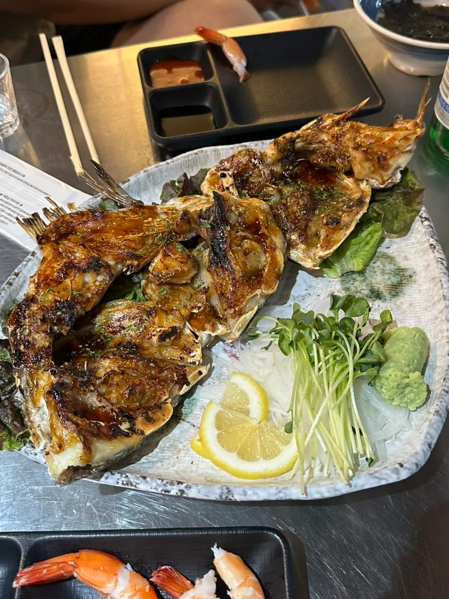 접시에 담긴 제철 생새우