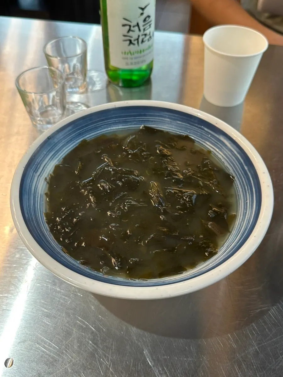밑반찬과 미역국이 놓인 상차림