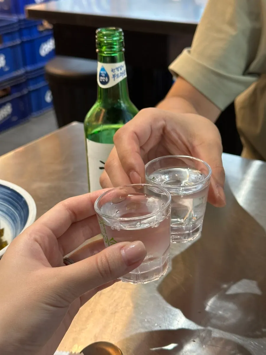 밑반찬에 곁들인 술잔