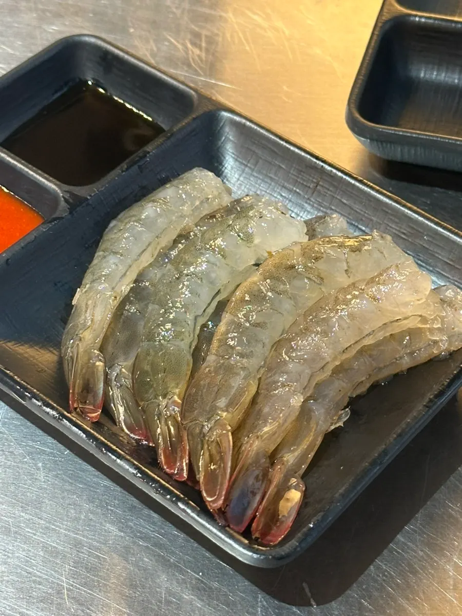 손질을 마친 생새우회 접시