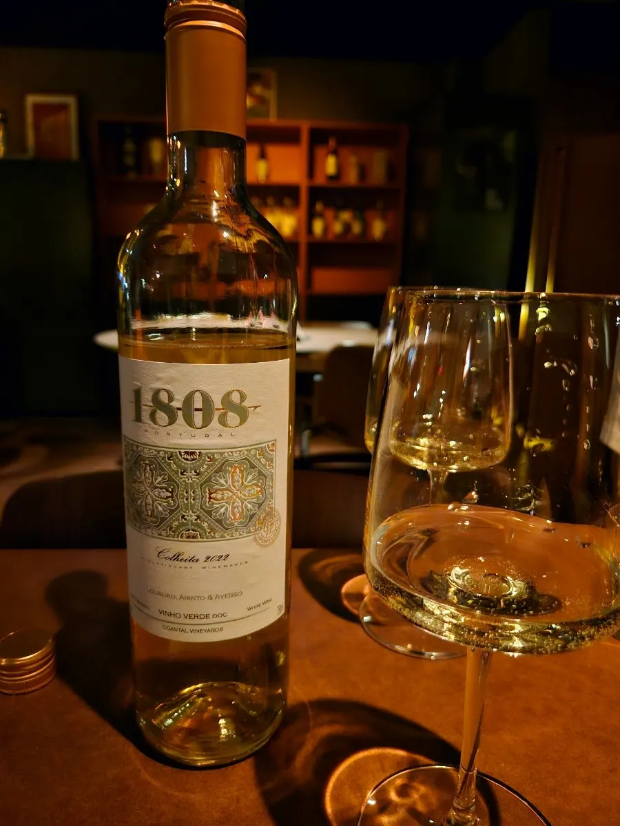 Brindis con copas de vino blanco