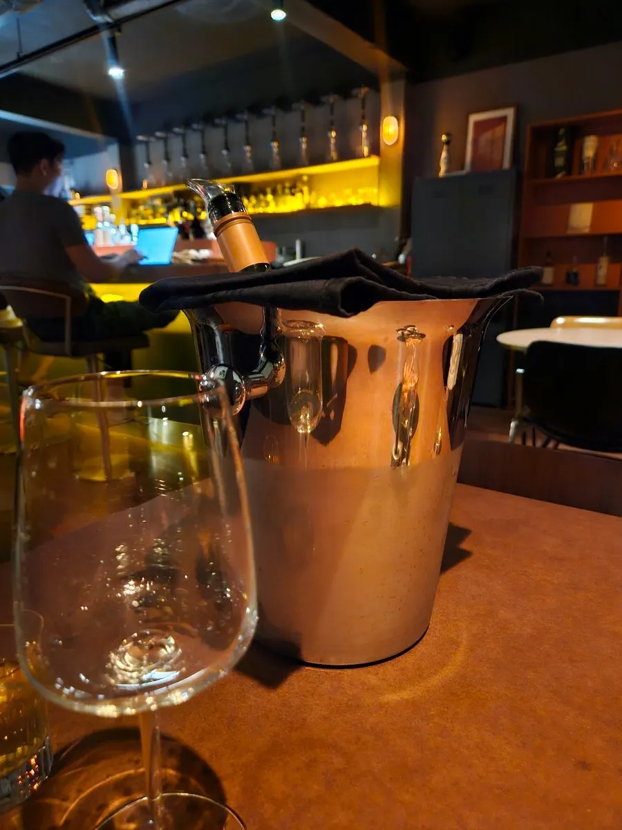 Vino blanco y copas sobre la mesa