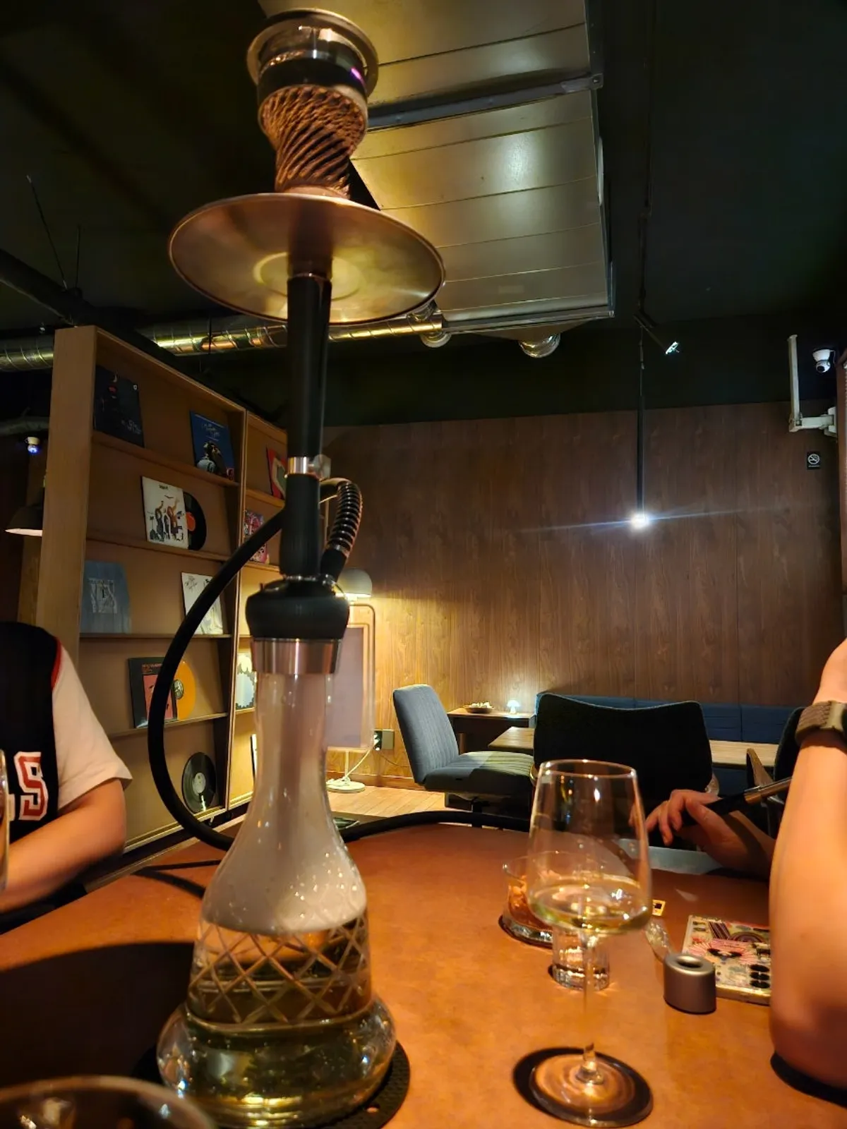 Equipo de hookah montado en la mesa