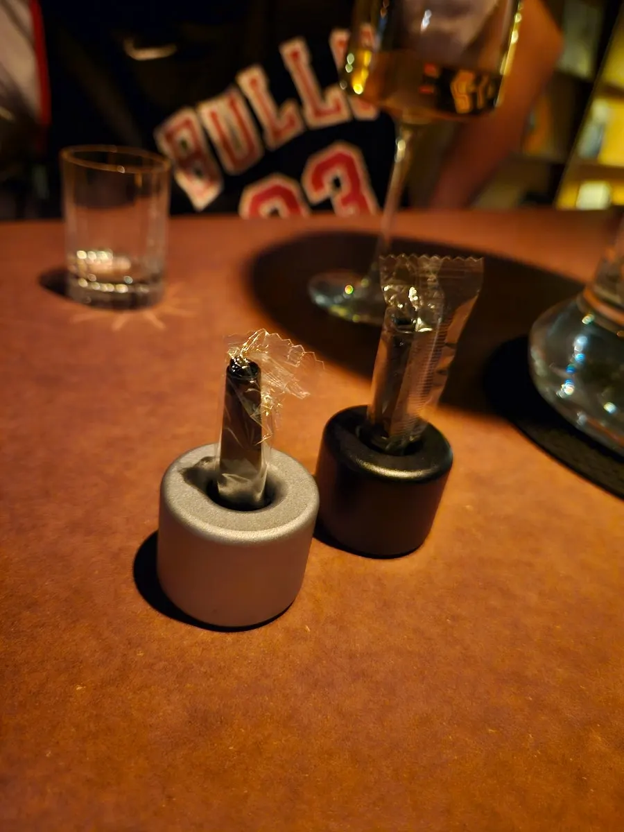 Mesa del bar con el hookah preparado