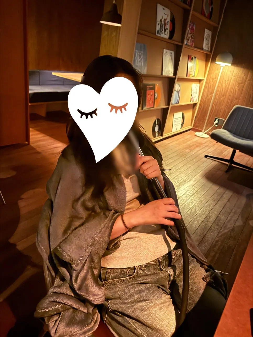 부스 테이블 위 시샤와 잔