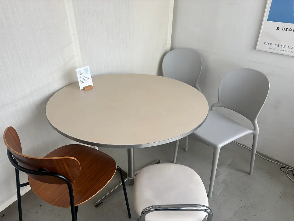 원형 4인 단체 테이블 자리