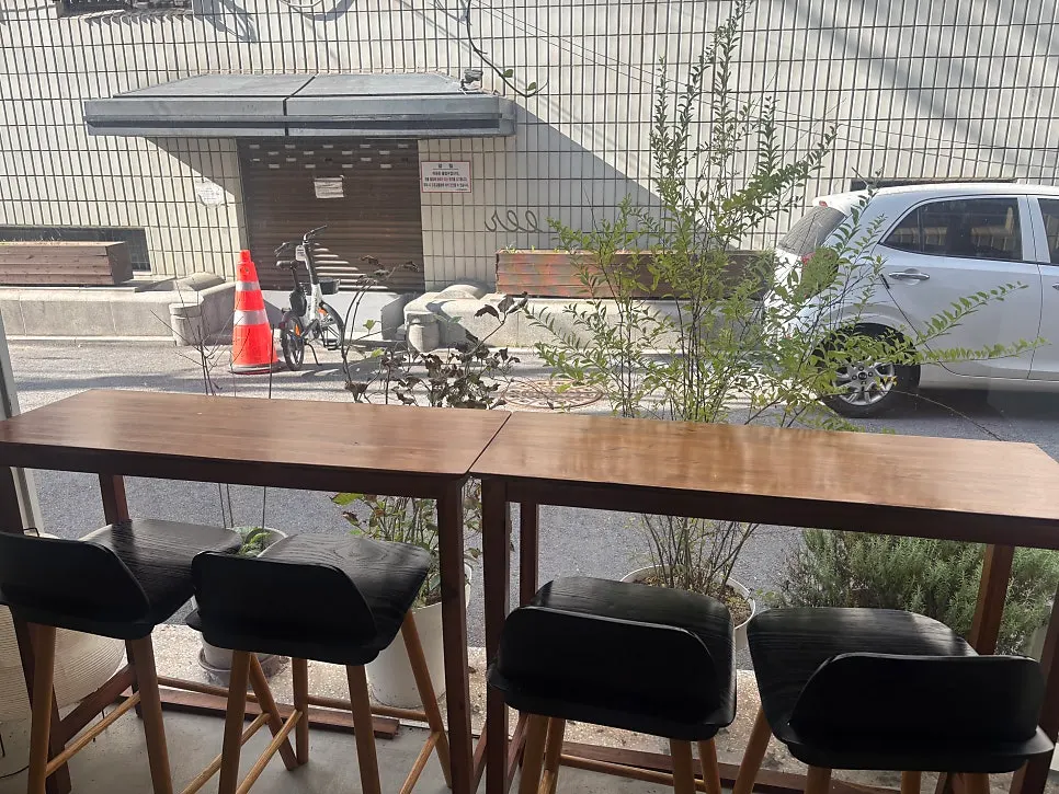 골목 뷰가 보이는 창가 바 테이블 자리