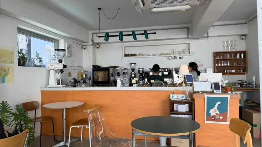 이어커피로스터스 공덕점 카페 내부 전경