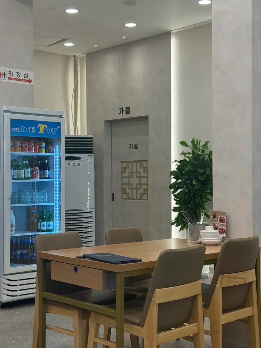 Clean, tidy dining hall seating