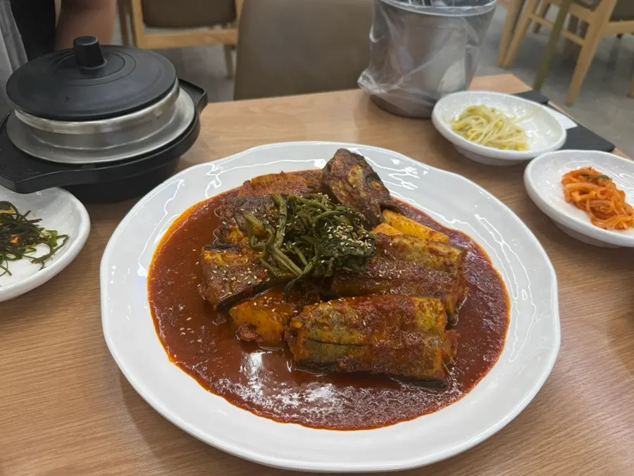 Braised kodari topped with a thick layer of sauce