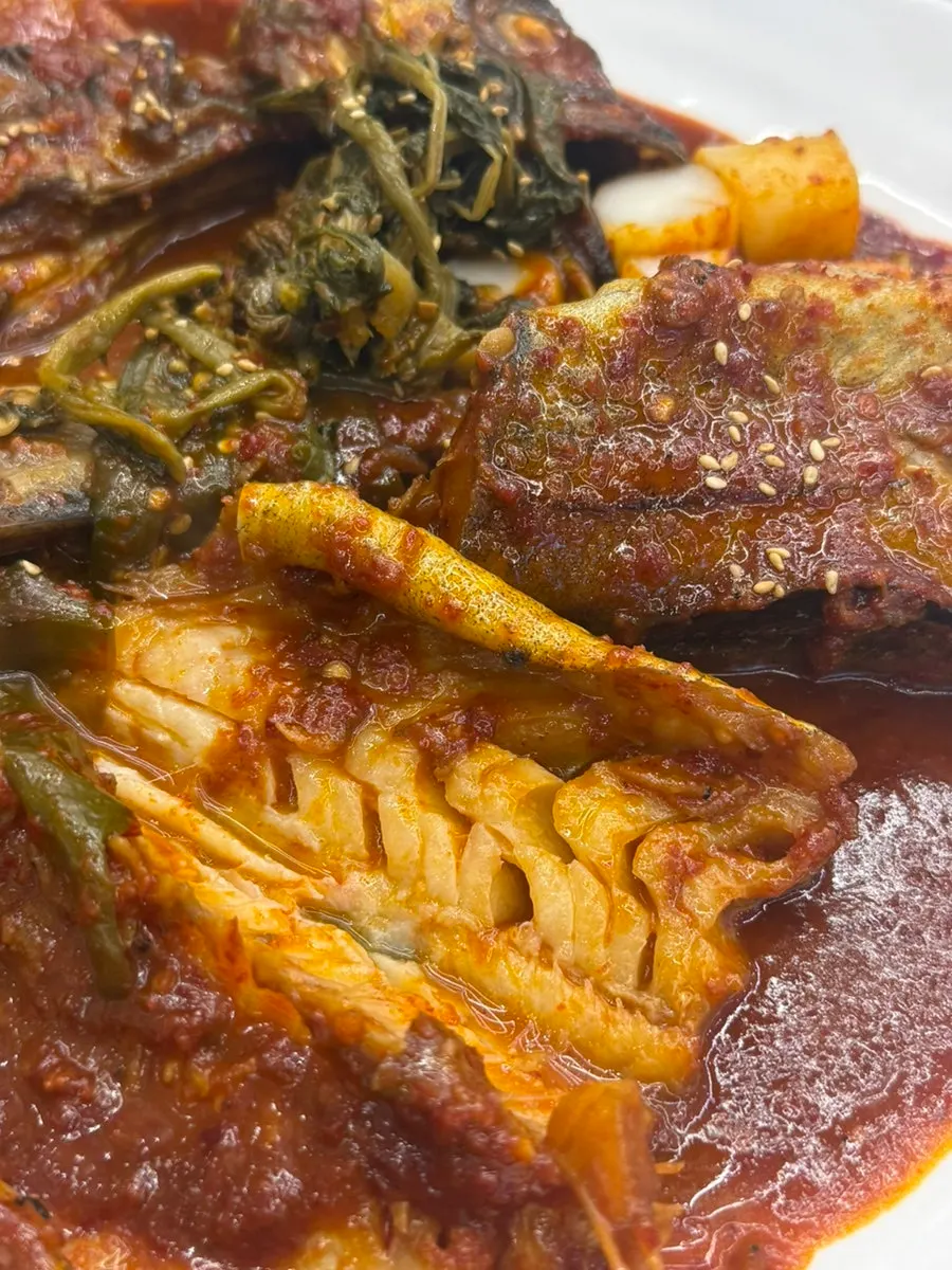 Rice topped with kodari flesh and rice cake