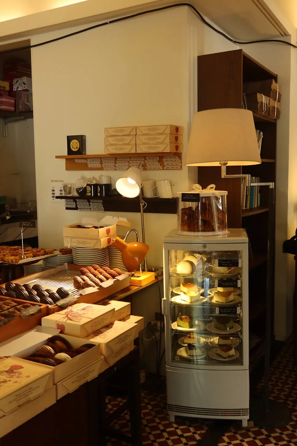 Interior of Eojil In café, crowded even on a weekday