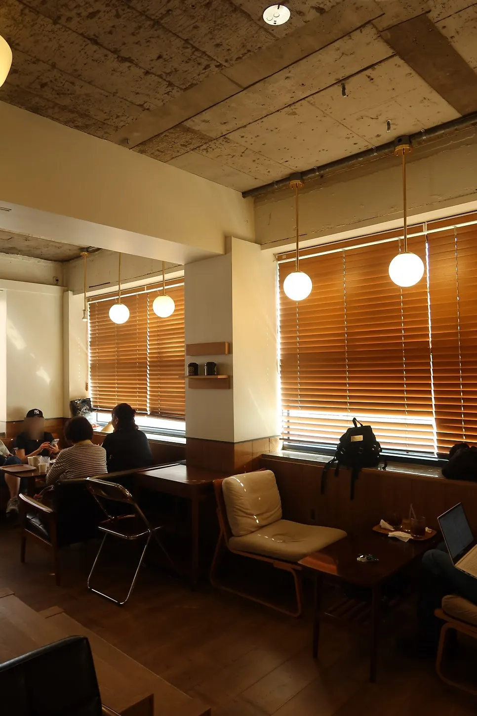 Space connecting the 1st and 2nd floors at Eojil In
