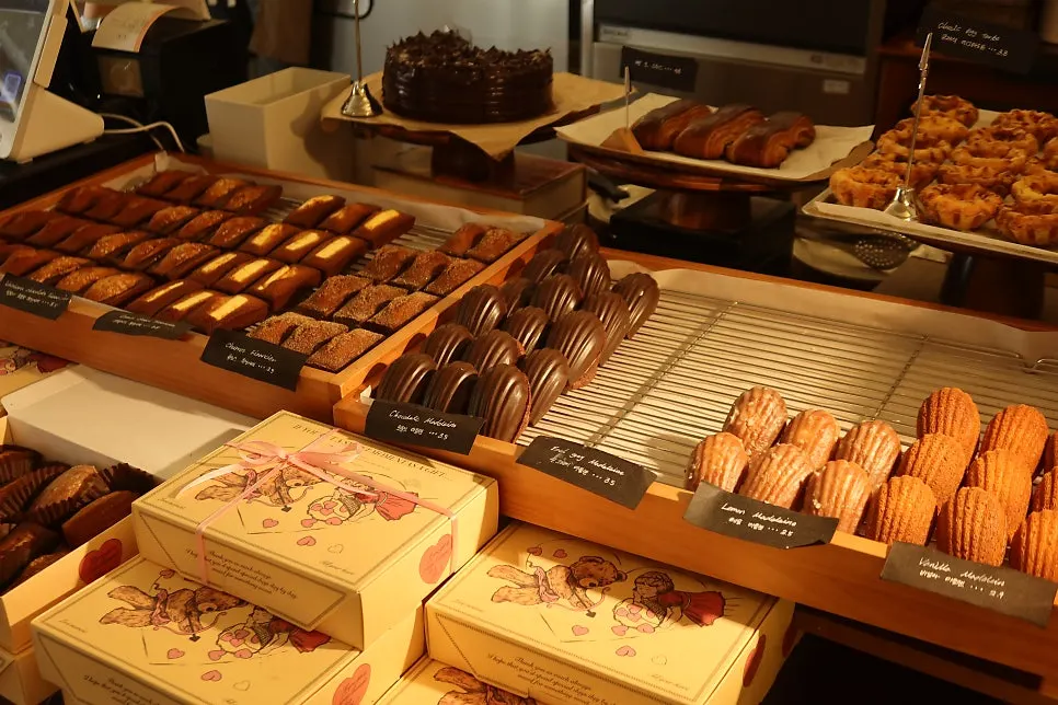 Horizontal view of the Eojil In café interior