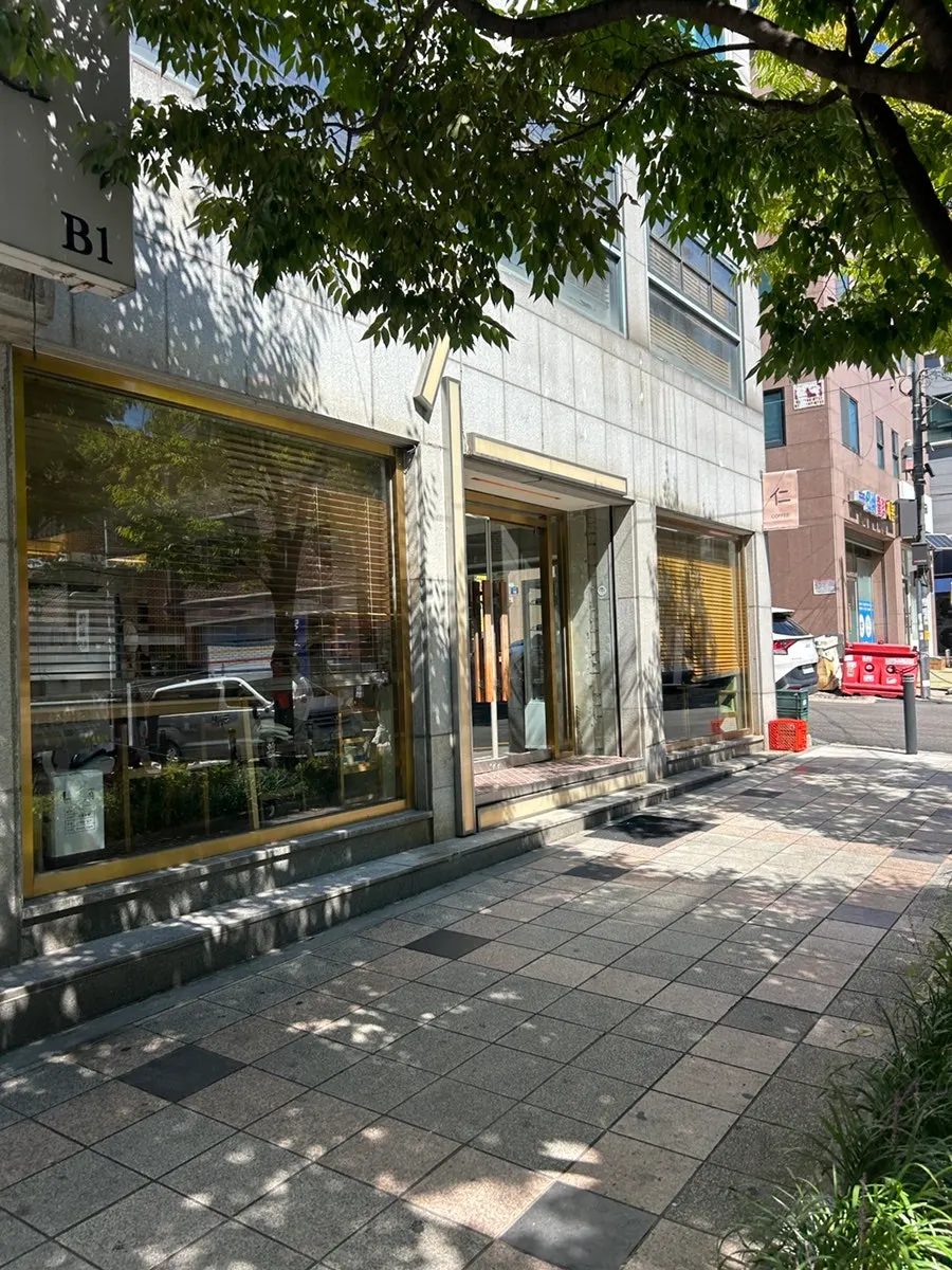 View of Eojil In café from the Wangsimni alley
