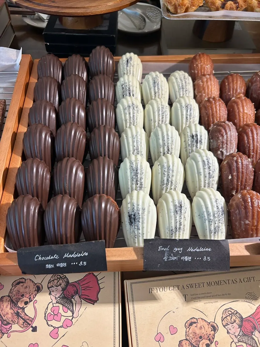 Financiers and baked goods on display at Eojil In