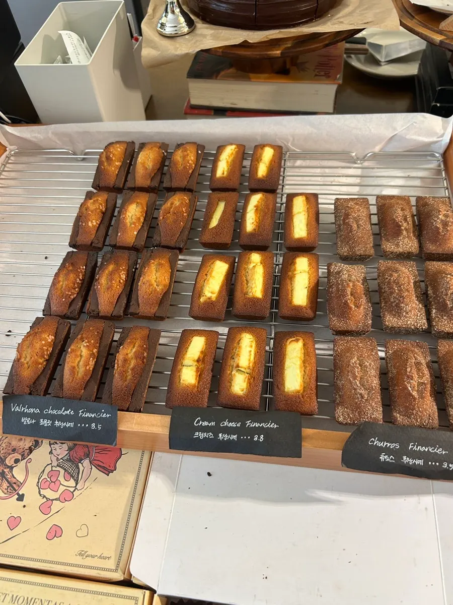 Eojil In's bakery lineup on display