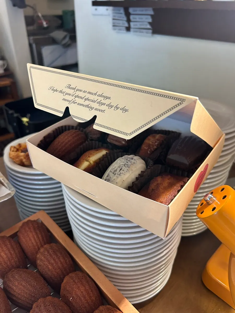Gift-box packaging for Eojil In's baked goods