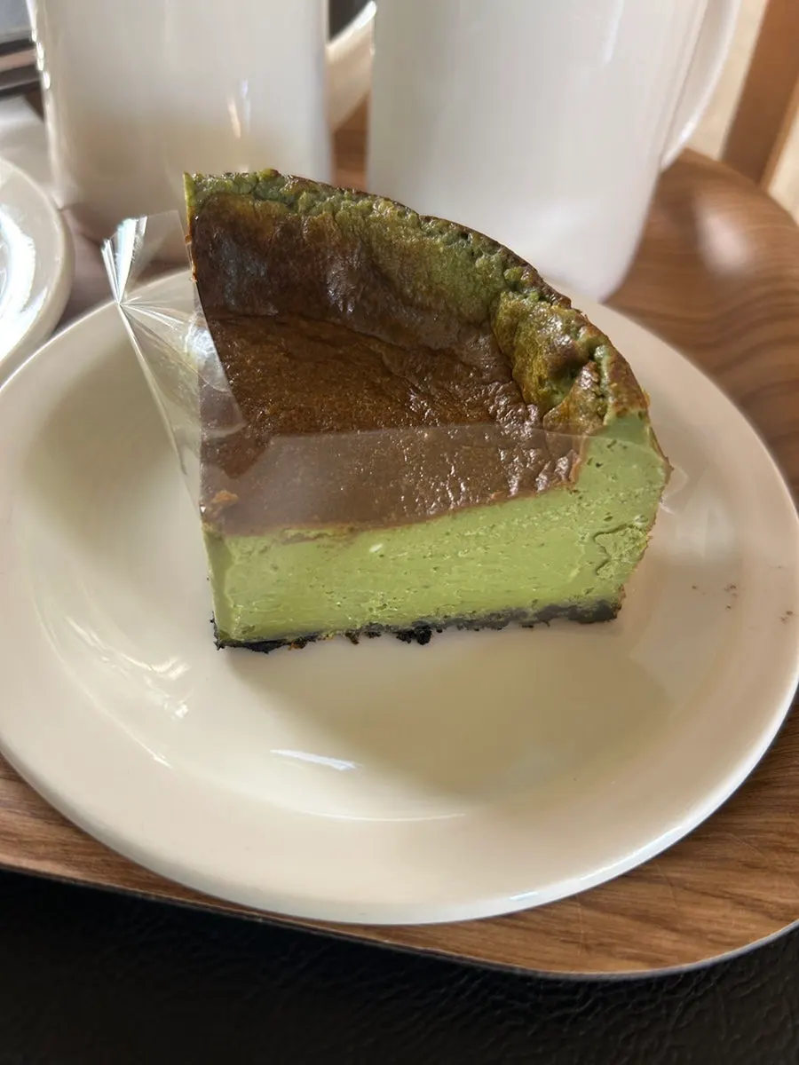 Heart latte art café latte set with cheesecake