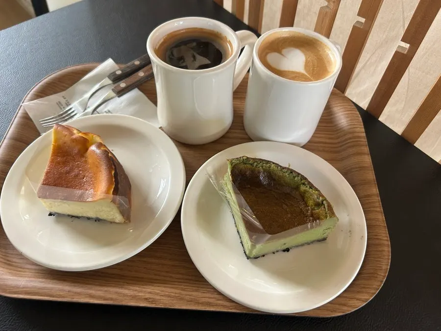 Horizontal interior photo of Eojil In café