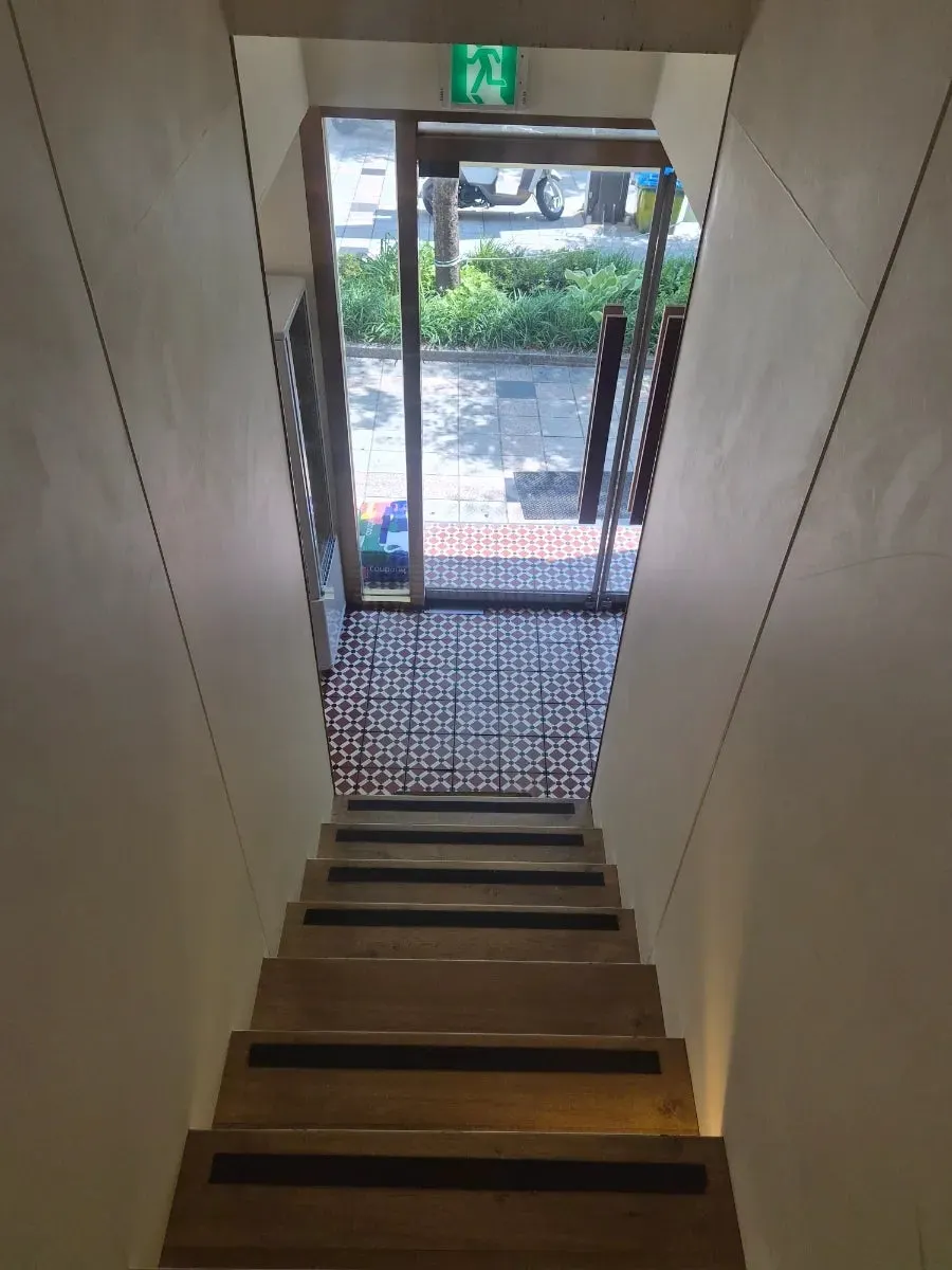 Two-story layout connecting the 1st and 2nd floors at Eojil In