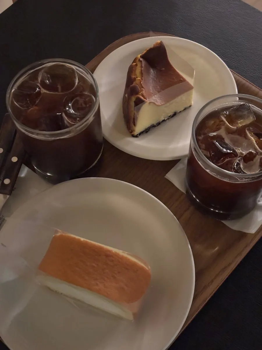 Eojil In iced Americano and decaf iced Americano