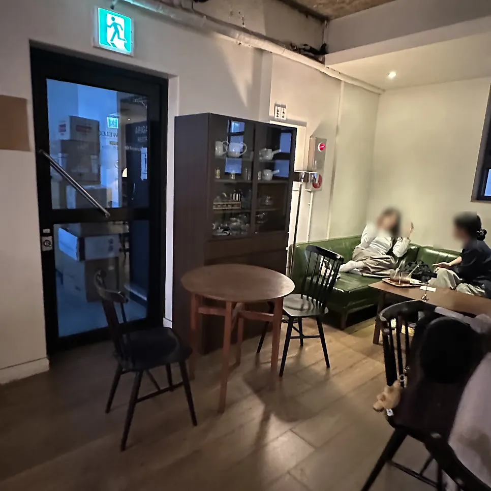 Varied seating arrangement at Eojil In café