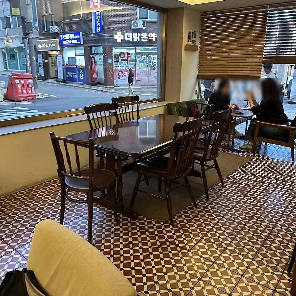 Tables and lighting at Eojil In café