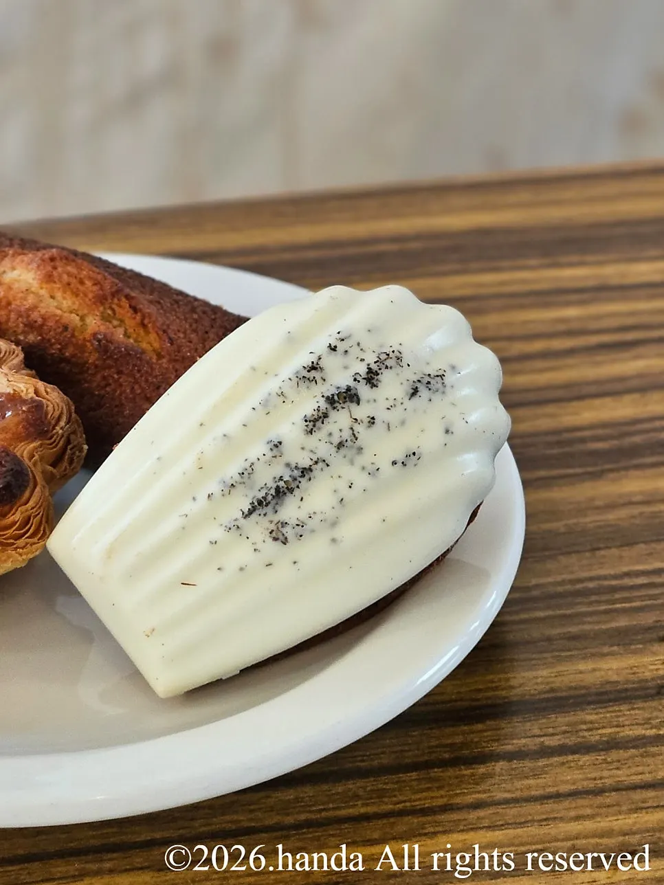 Cross-section of the Basque cheesecake with Oreo layer