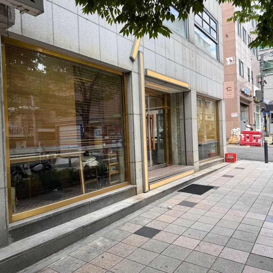 Exterior of Eojil In café near Wangsimni Station Exit 6