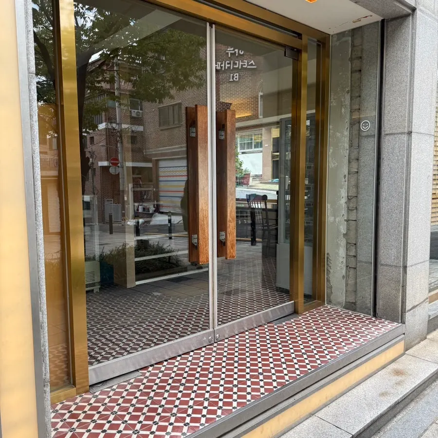 View around the entrance of Eojil In café