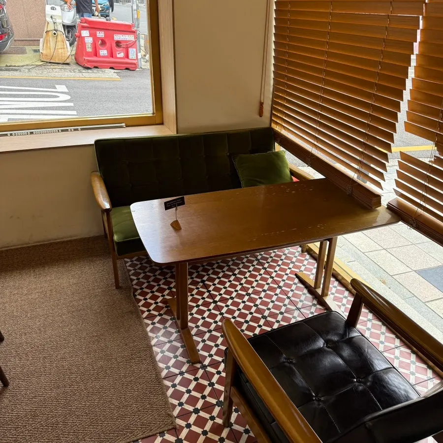 Order counter and seating on the 1st floor of Eojil In