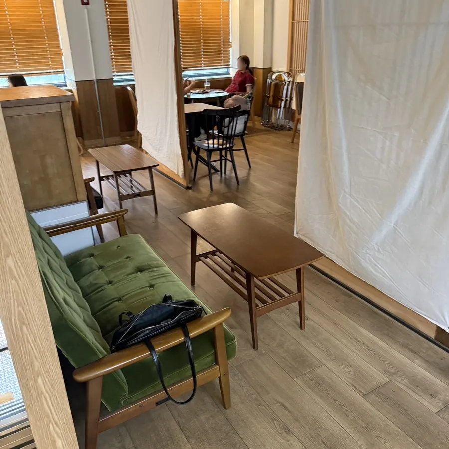 Table seating good for studying on Eojil In's 2nd floor