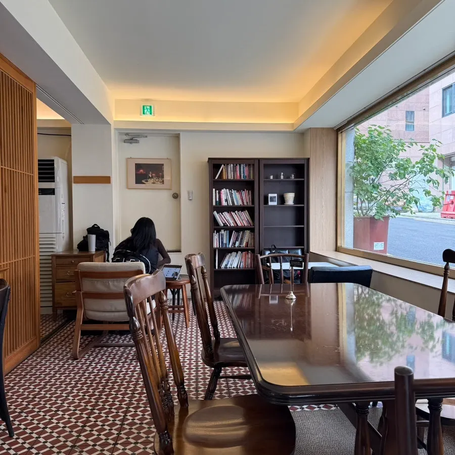 View of window-side seats on Eojil In's 2nd floor