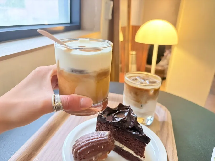 Close-up of the einspänner topped with cream