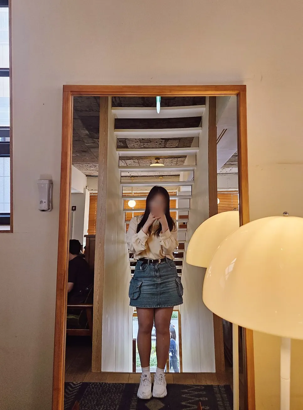 어질 인 2층으로 올라가는 계단