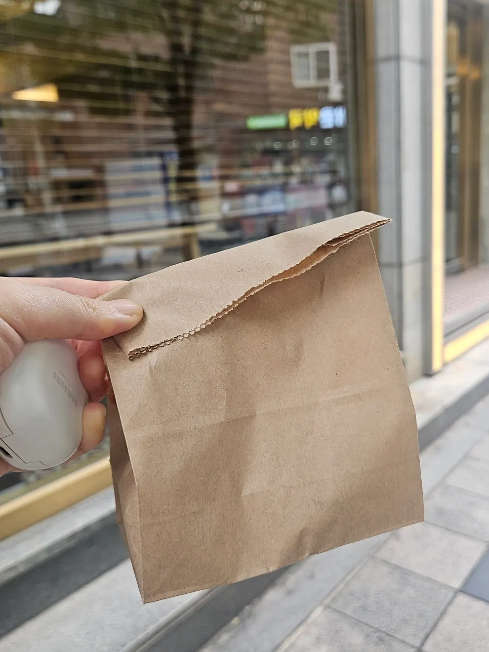 남은 마들렌을 포장해준 어질 인 포장 상자