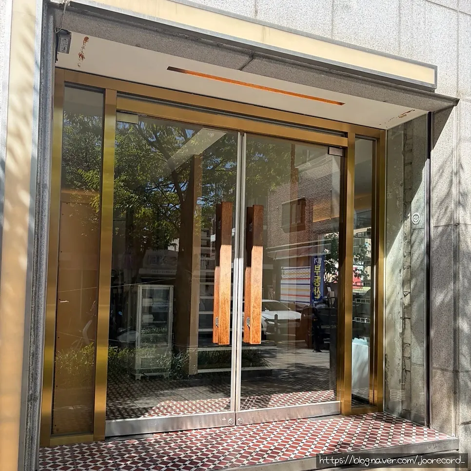 Exterior of Eojil In in front of Wangsimni Station Exit 6