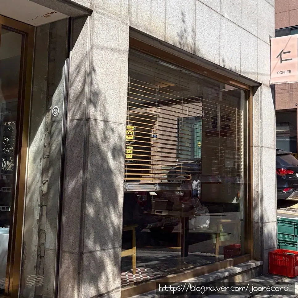 Eojil In entrance with gold-framed glass door