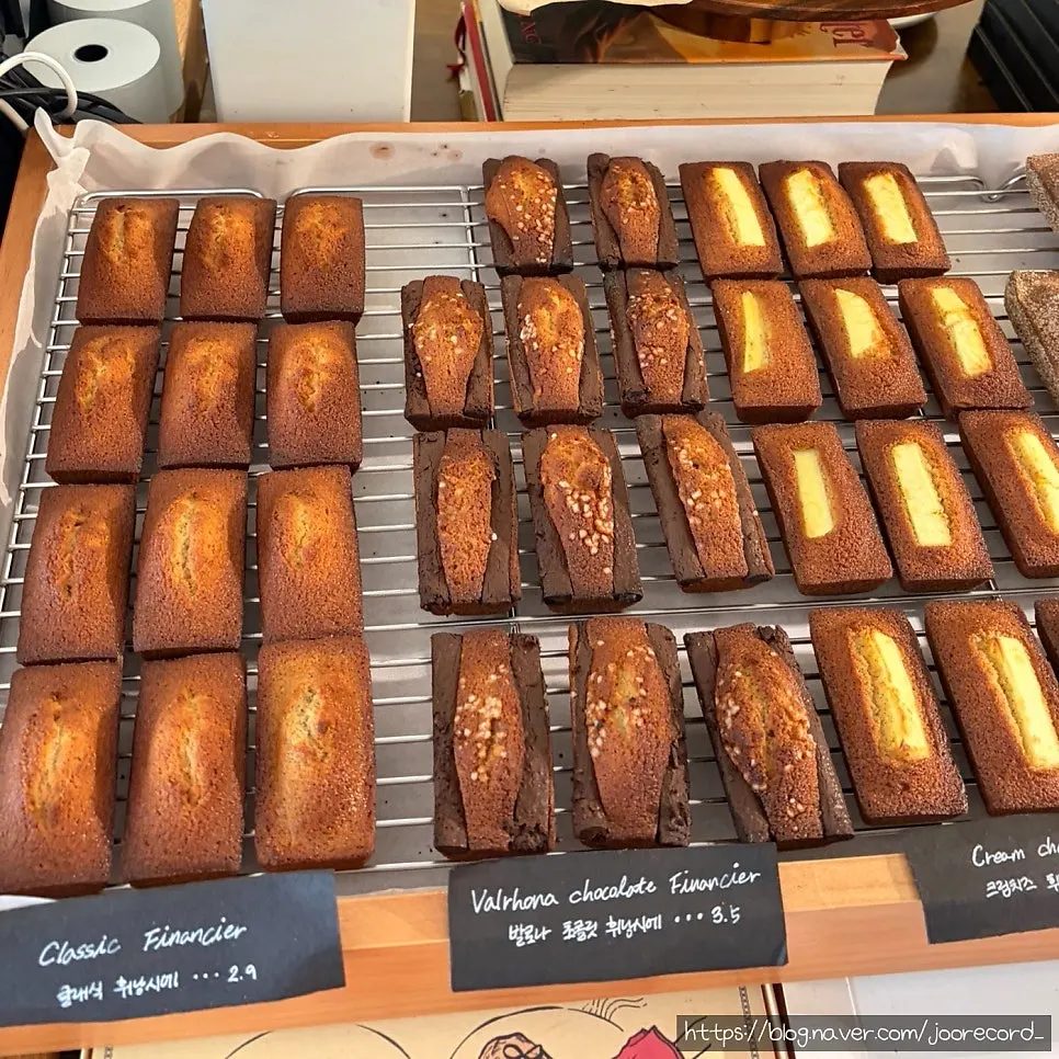 Egg tart display case at Eojil In