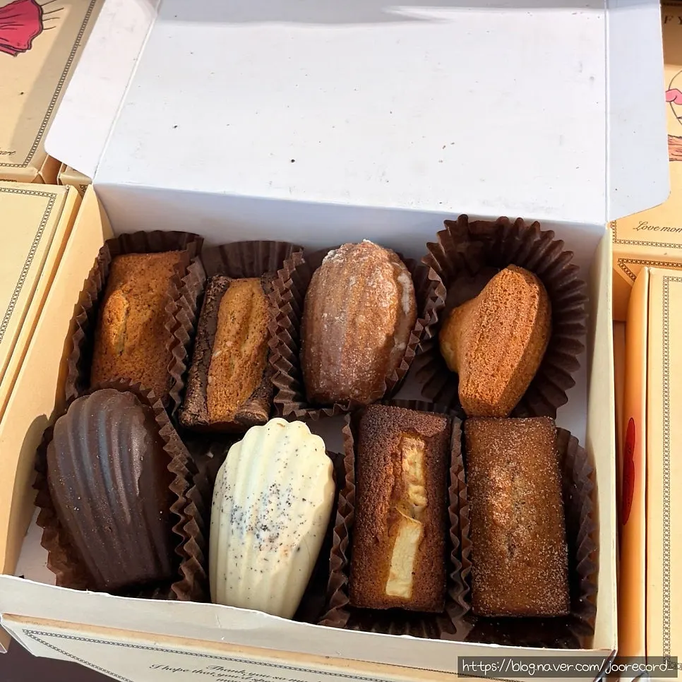 Gift box holding 8 baked snacks