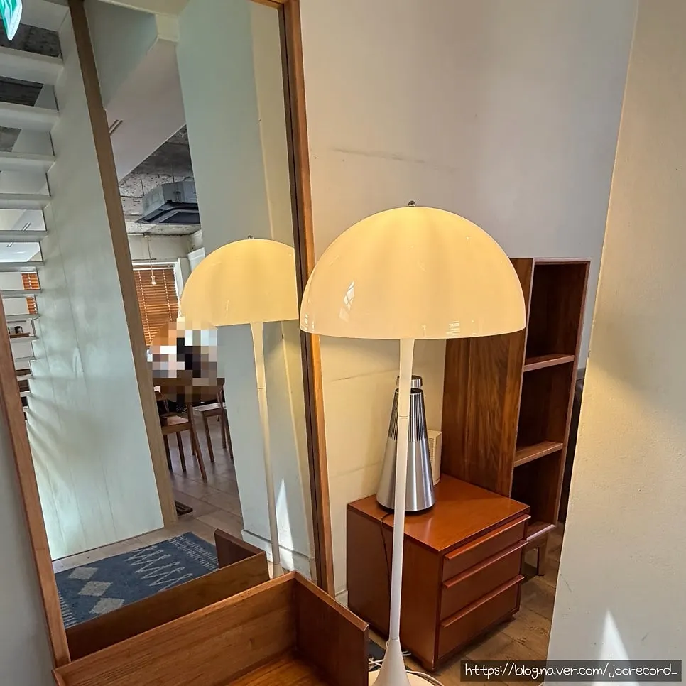 Lighting and table seating on Eojil In's 2nd floor