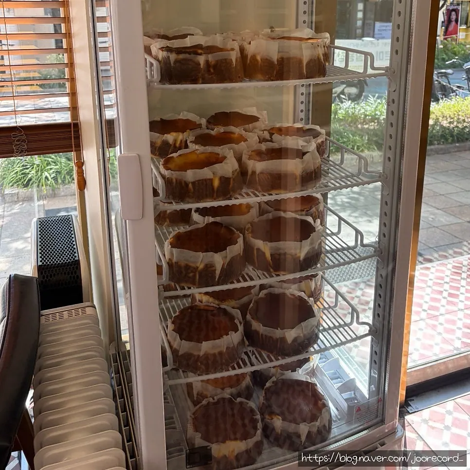 Discount notice at the bottom of the Eojil In menu board